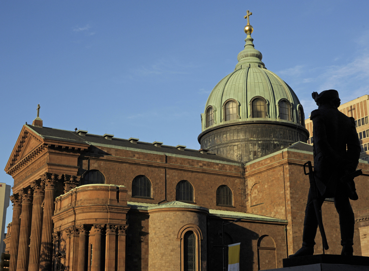 La chiesa di San Pietro e la silhouette della statua di Tadeusz Kosciuszko, eroe polacco della Rivoluzione Americana